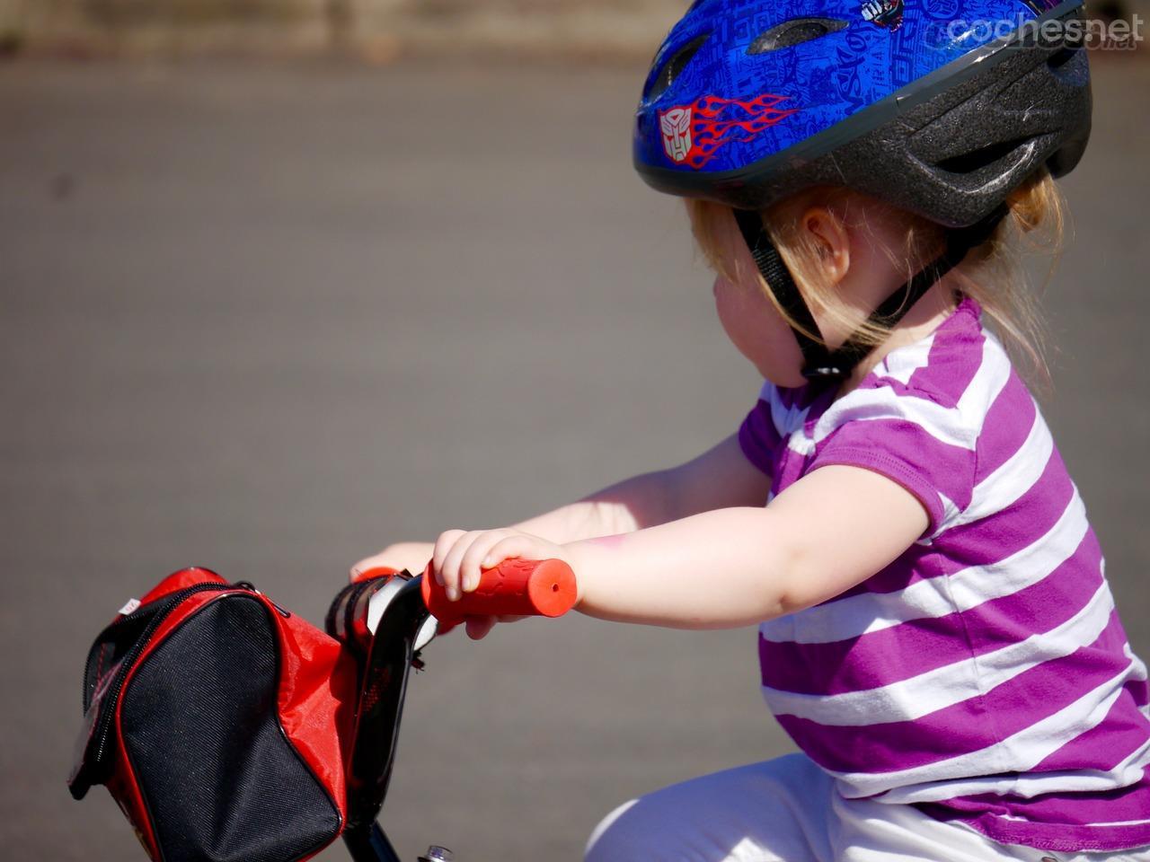 Si el niño se desplaza en bicicleta al colegio, tiene que usar un casco para bici, adaptado a su talla y abrochado correctamente. Si tiene más de 6 años también tiene que usar mascarilla.