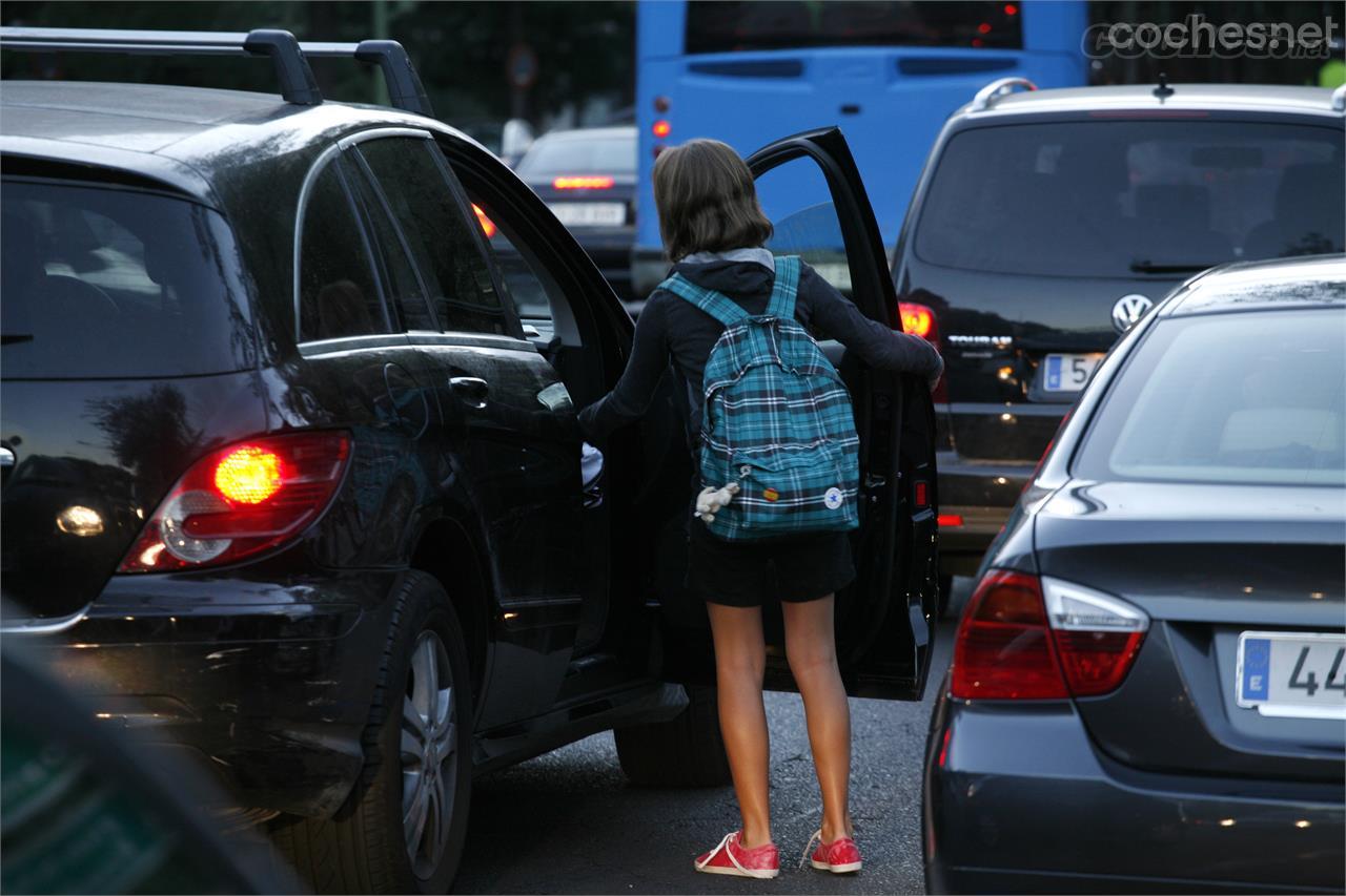 Hay que salir con tiempo de casa y evitar aparcar en doble o, incluso, triple fila ya que obligamos al pequeño a caminar entre coches, poniéndolo en peligro.