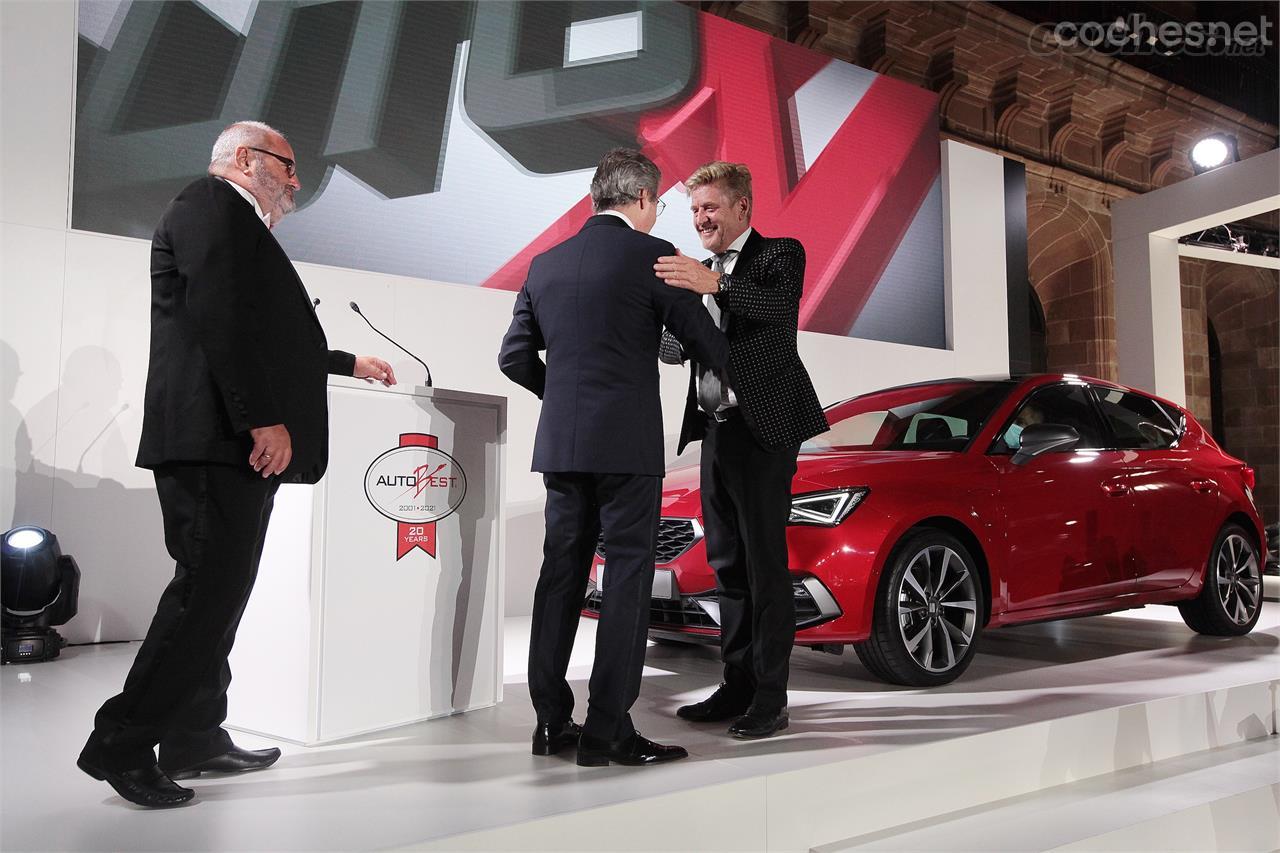 Momento en que Wayne Griffiths, presidente de Seat, recibe el premio al Seat León de manos de Dan Vardie, CEO del jurado.