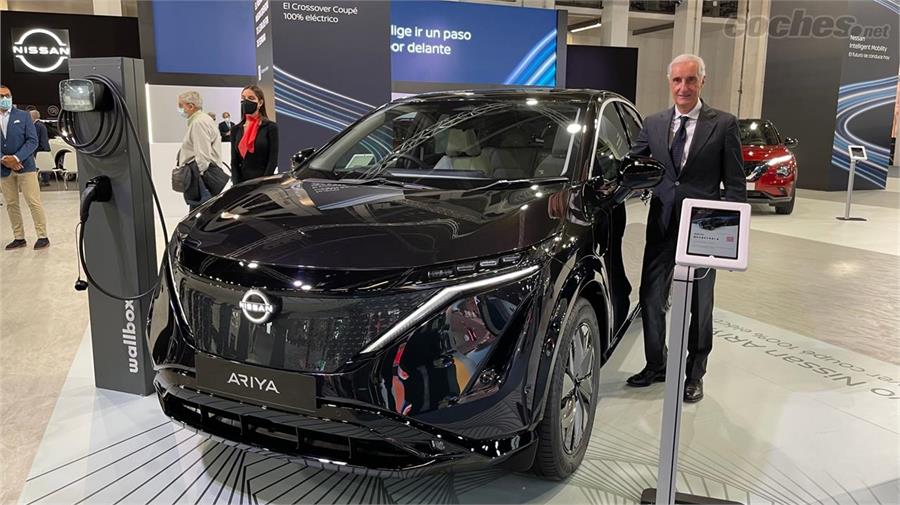 Bruno Matucci junto al nuevo Nissan Ariya, un coche eléctrico de 4,60 metros de largo que debe estar en el mercado a principios del próximo año.
