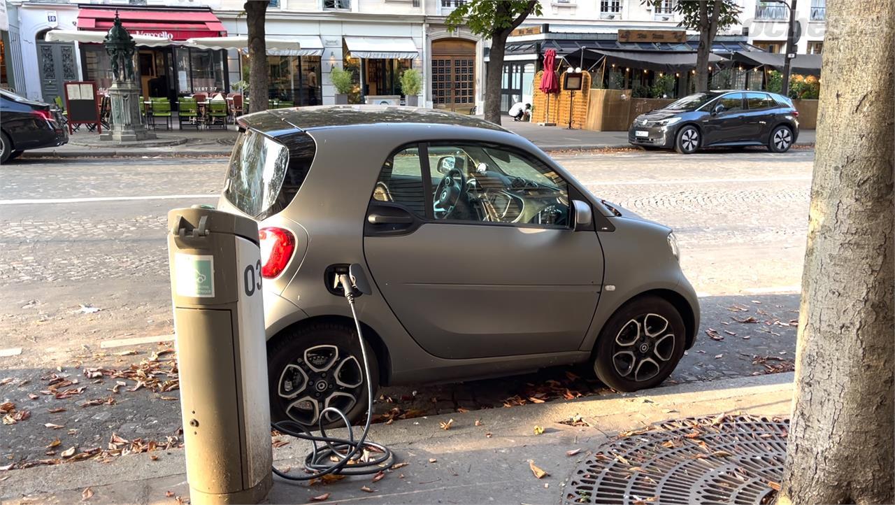 Un Smart eléctrico cargando en una calle de París. Francia multiplica por 4 los puntos de recarga cada 100 km respecto de España.