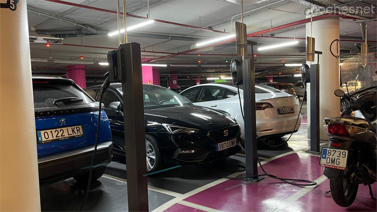 Los puntos de recarga en instalaciones privadas, como aparcamientos, empiezan a desarrollarse en España, pero no a la velocidad necesaria para una rápida implementación de los EV.