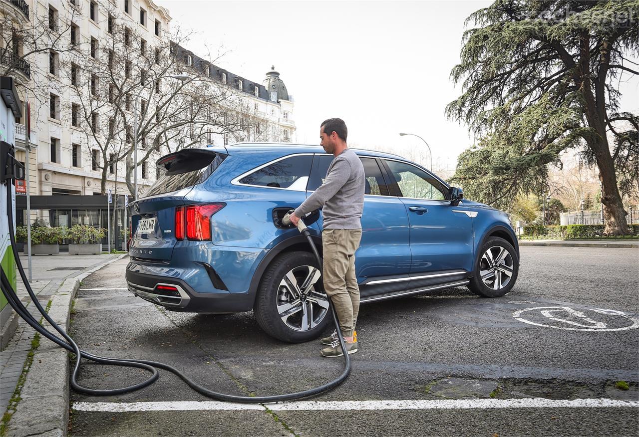 Cuántos más kilómetros hagas con un coche híbrido enchufable, también notarás un mayor ahorro en la factura de coste por kilómetro.