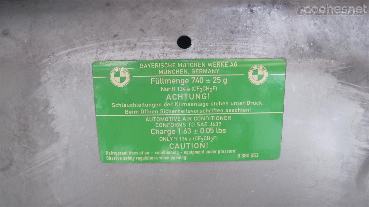 En una pegatina como esta podemos ver el tipo de gas que usa nuestro vehículo, así como la cantidad necesaria. En este caso particular 740 gramos de R 134 a.