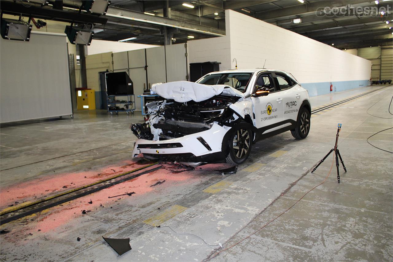 Así ha quedado el Opel Mokka tras impactar contra una barrera rígida.