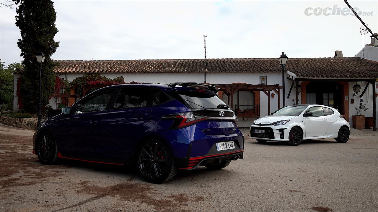 El Hyundai i20 N es un derivado de un i20 normal con un carácter mucho más deportivo. El Toyota GR Yaris es casi un coche de rally desarrollado expresamente, mitad Yaris mitad Corolla.