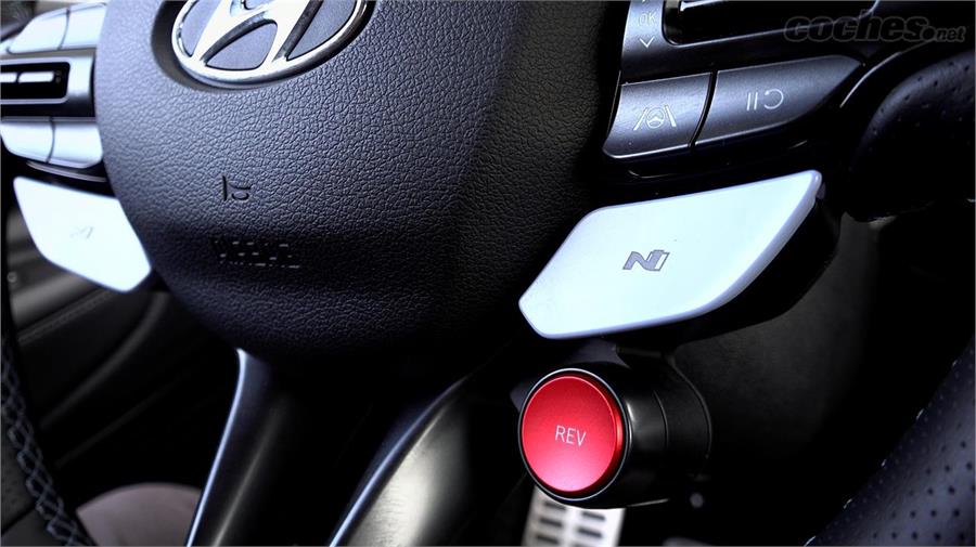 Con los botones "N" podemos ir directamente a configuraciones deportivas que hayamos configurado y guardado. El botón rojo Rev Match activa el punta-tacón automático al reducir marcha.
