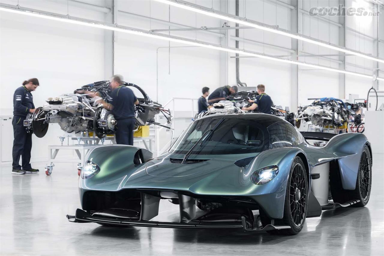 Esta es la primera unidad del Aston Martin Valkyrie con motor V12 que acaba de salir hace apenas 8 días de la factoría que la firma británica tiene en Gaydon.