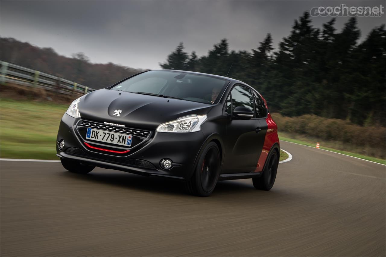 No hay muchos, pero algunos 208 GTI se vendieron así, con carrocería bicolor.