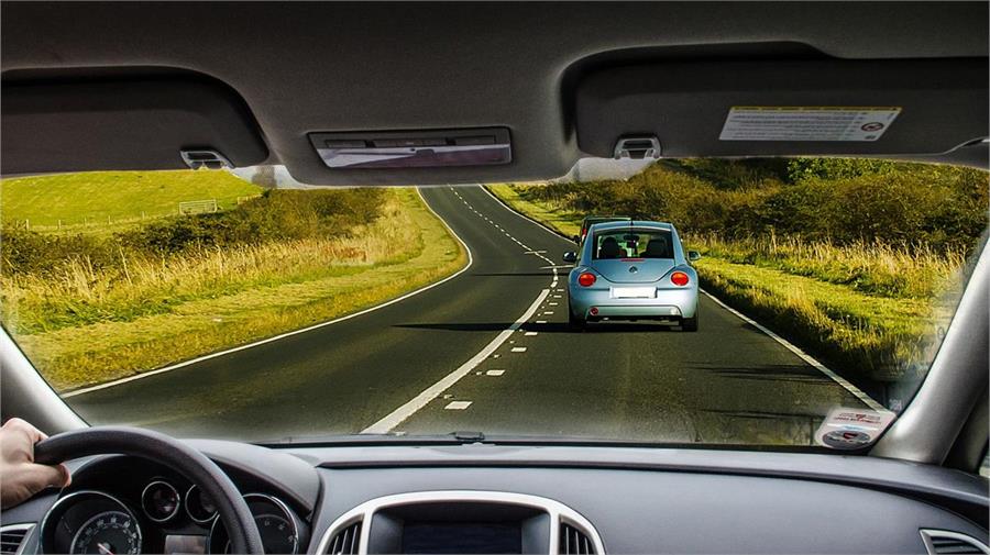 La Ley de Tráfico elimina el margen de 20 km/h para adelantar en carreteras convencionales.