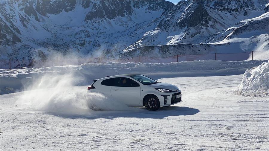 Lo ideal para circular sobre nieve es contar con un coche de tracción integral. 