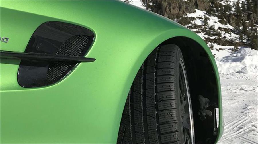 Los neumáticos de invierno cuentan con un dibujo especial formado por pequeñas laminillas que retienen nieve. Sus compuestos además han sido diseñados para rendir mejor a baja temperatura.