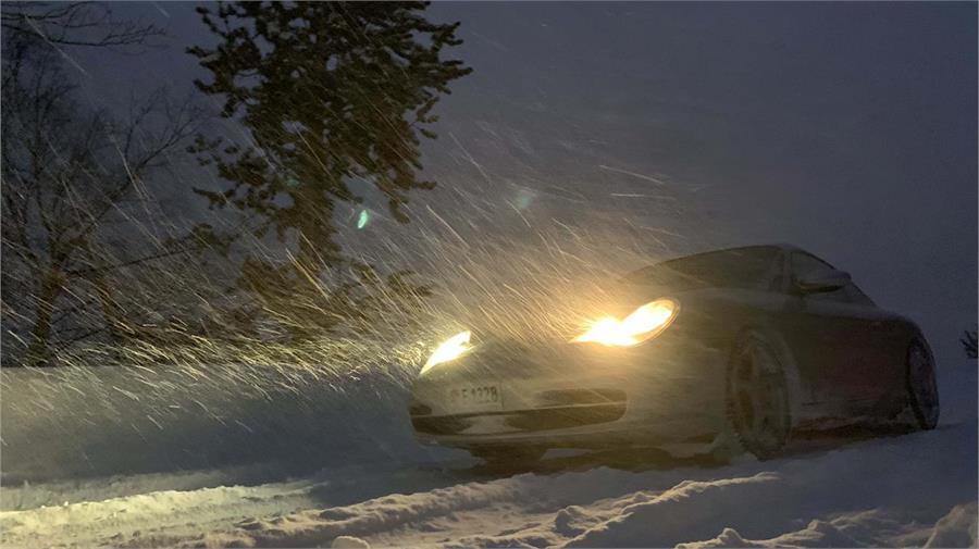 Al final sobre nieve da igual el coche que conduzcas, incluso si es un deportivo. Lo más importante es llevar neumáticos adecuados o bien equipamientos especiales tipo cadenas o fundas.