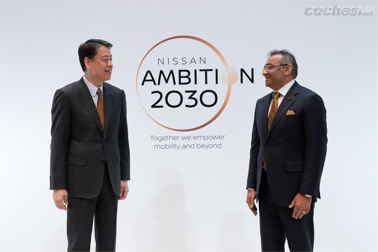 Makoto Uchida (CEO de Nissan) a la izquierda y Ashwani Gupta, jefe de operaciones de la marca, presentaron el nuevo plan Ambition 2030