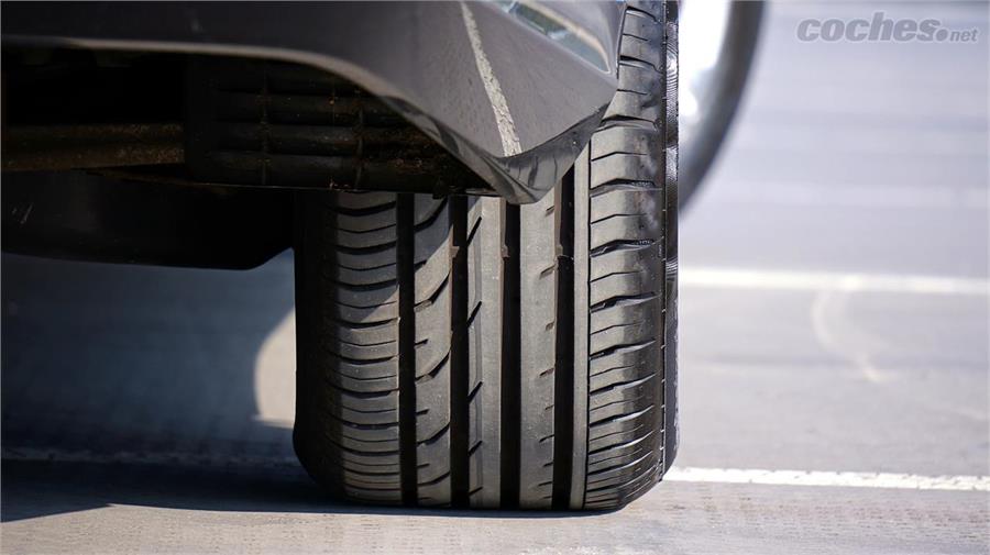 Circular con neumáticos con la presión correcta y en buen estado es crucial para garantizar el agarre, una buena distancia de frenada o la evacuación de agua en caso de lluvia.