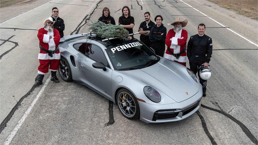 Aquí el equipo de Hennessey Performance que organizó esta simpática prueba con un Porsche 911 Turbo S preparado hasta 750 CV.