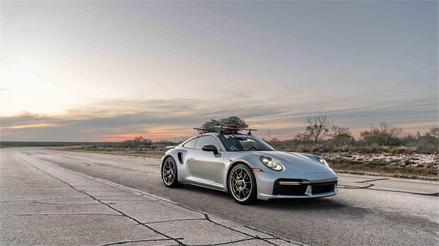 Hennessey Performance ha instalado una baca de techo especial sobre un Porsche 911 Turbo S para ver qué velocidad punta alcanza con el árbol de Navidad a cuestas.