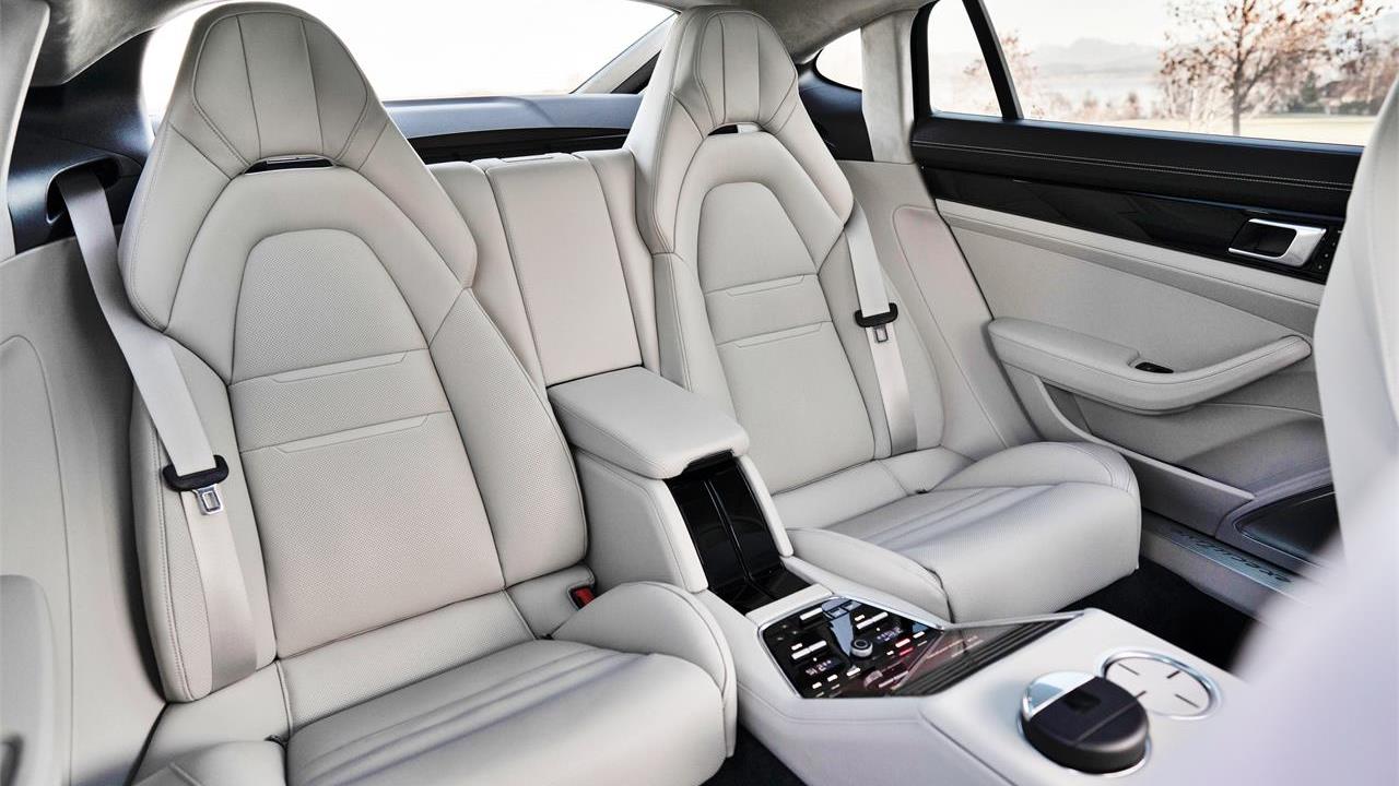 El instinto deportivo de Porsche se nota en cada rincón del vehículo, pero no por ello deja de ser una berlina confortable.
