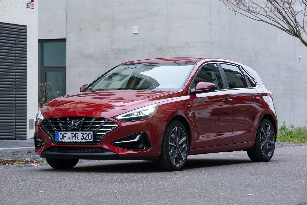 Hyundai es una de las marcas que ha dotados a sus modelos, tanto gasolina como diésel, de hibridación ligera. En el caso del i30, a coche igual es 1.250 euros más cara.