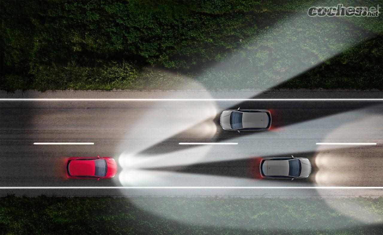 Los faros inteligentes se ajustan de manera automática según la situación de luminosidad, meteorología y la velocidad del vehículo y evitan el deslumbramiento.