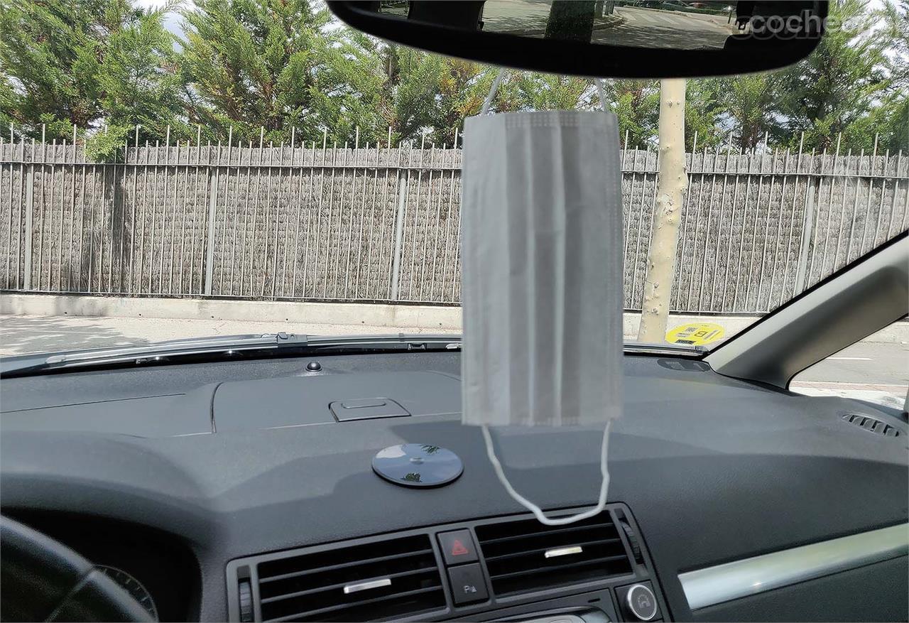 La DGT sí te podrá sancionar si, como conductor, cuelgas la mascarilla en el espejo retrovisor quitándote visibilidad, ya que estarías poniendo en riesgo la seguridad vial. 