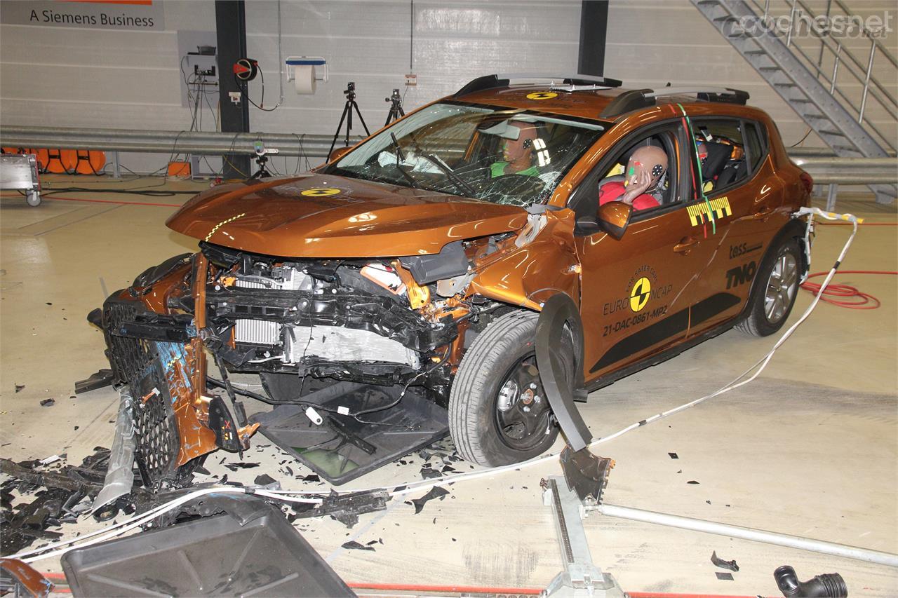 El Sandero tras el coche frontal. Pese a la espectacularidad del golpe y el "desparrame" de piezas, la estructura del habitáculo está en un muy buen estado.