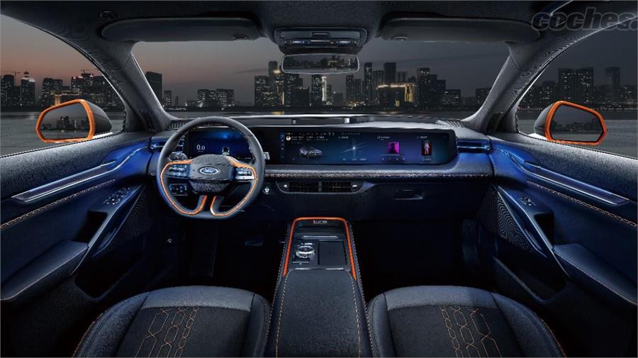 El interior del Ford Evos llama la atención por la pantalla de más de un metro de ancho que ocupa todo el salpicadero. 