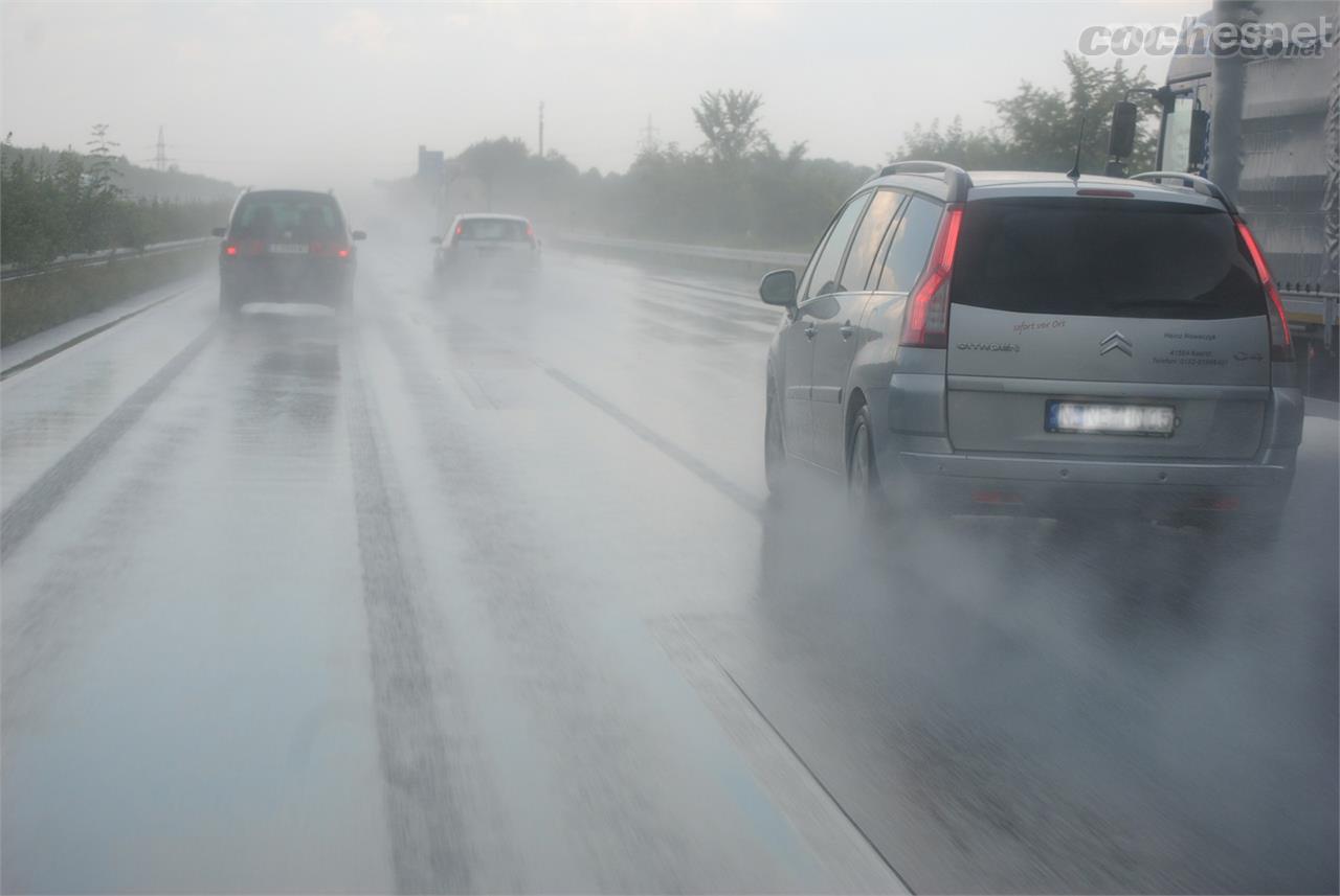 Con lluvia hay que prestar más atención a la conducción porque la adherencia de los neumáticos con el asfalto se reduce y esto puedo provocar el temido aquaplaning. 