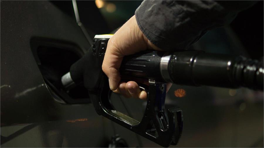 El precio de la gasolina baja por primera vez en tres meses