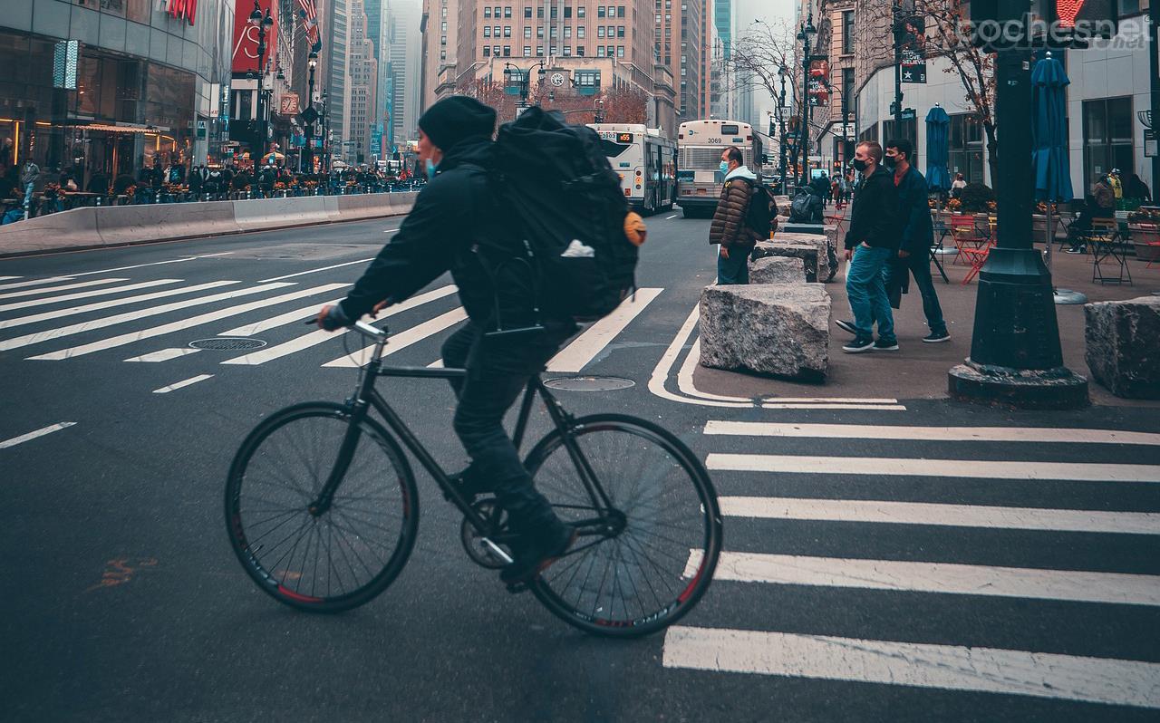 El 55% de los ciclistas de menos de 20 años utilizan auriculares mientras van en bicicleta y el 42%, el móvil.