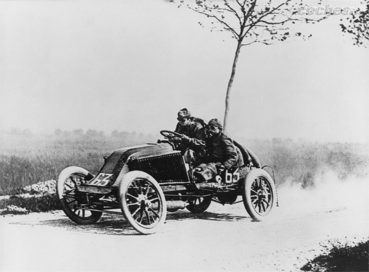 La primera carrera de coches de la historia fue la París-Madrid de 1903, desafortunadamente tras varios accidentes fatales la prueba se detuvo antes de llegar a España.