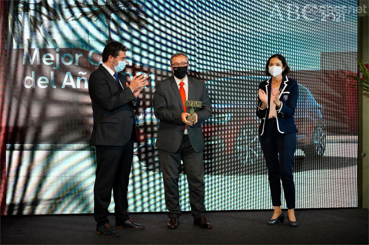 De izquierda a derecha, Julián Quirós, director de ABC, Mikel Palomera, director general de SEAT España y Reyes Maroto, ministra de Industria, Comercio y Turismo, en la entrega del premio.