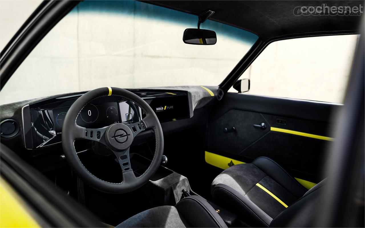 Todo el interior se ha recubierto de Alcantara. Los asientos son de un Opel Adam S y las pantallas del Opel Mokka-e.