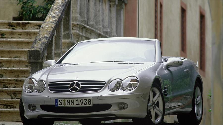 Lujoso descapotable con techo duro retráctil. Así es el Mercedes-Benz SL R230, un biplaza que puedes encontrar hoy desde 9.000 euros.