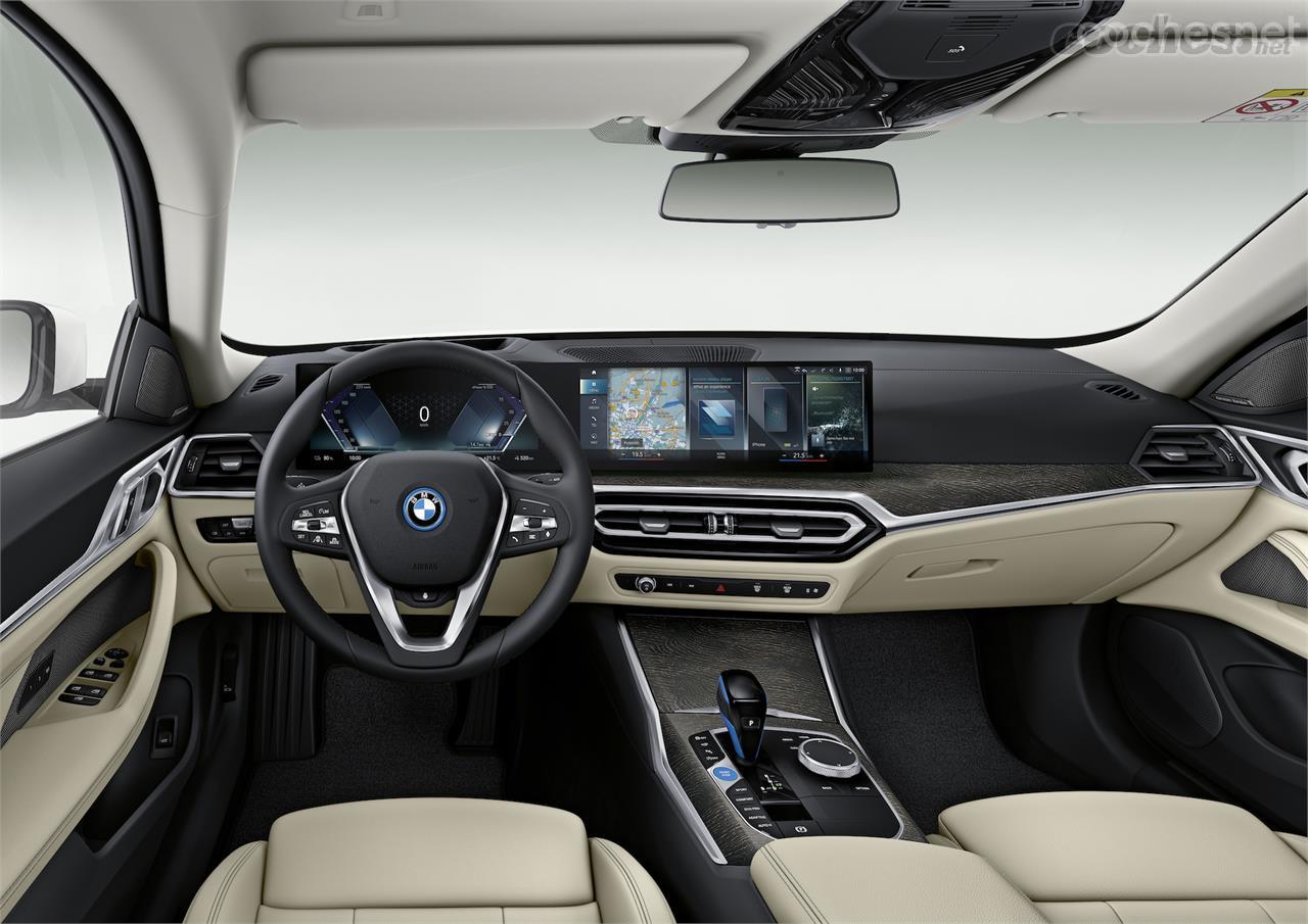 El interior del BMW i4 sigue la línea esperada en un producto de BMW. La pantalla digital central se unifica con el cuadro de instrumentos, también digital. 