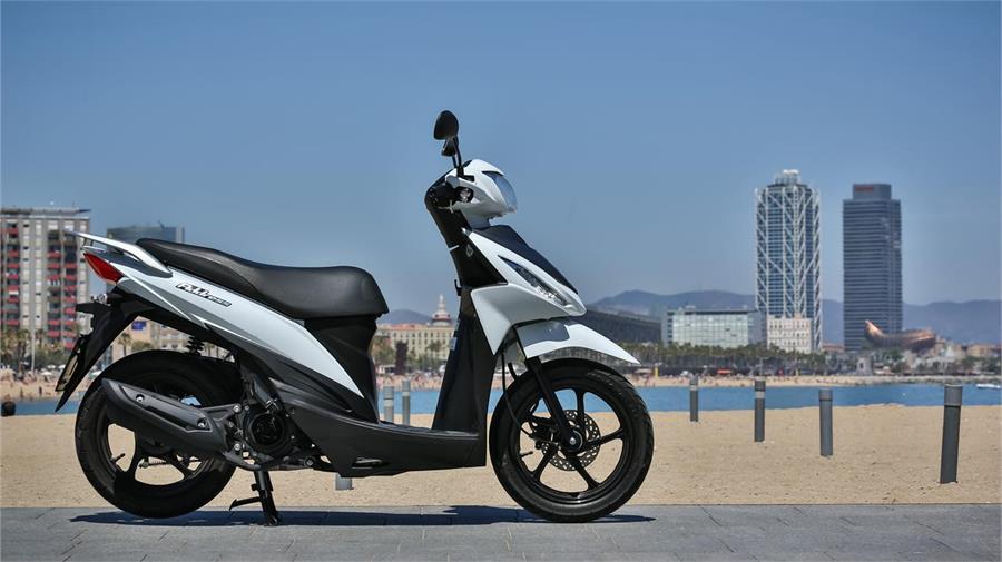 En España desde el 2004 los titulares del permiso de conducir B, el carnet de coche, pueden conducir una moto de hasta 15 CV.