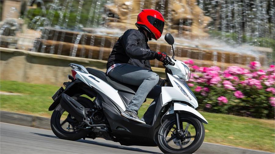 Un scooter supone alrededor de 60 euros de gasolina al mes, por 75 euros un turismo utilitario.