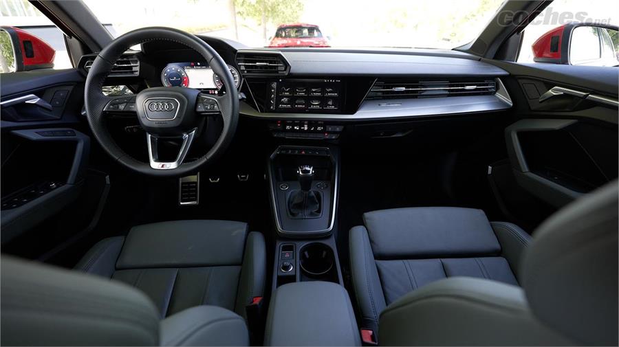 Audi propone un interior moderno y sofisticado, aunque su calidad de terminaciones no acaba de llegar a la altura del modelo anterior.