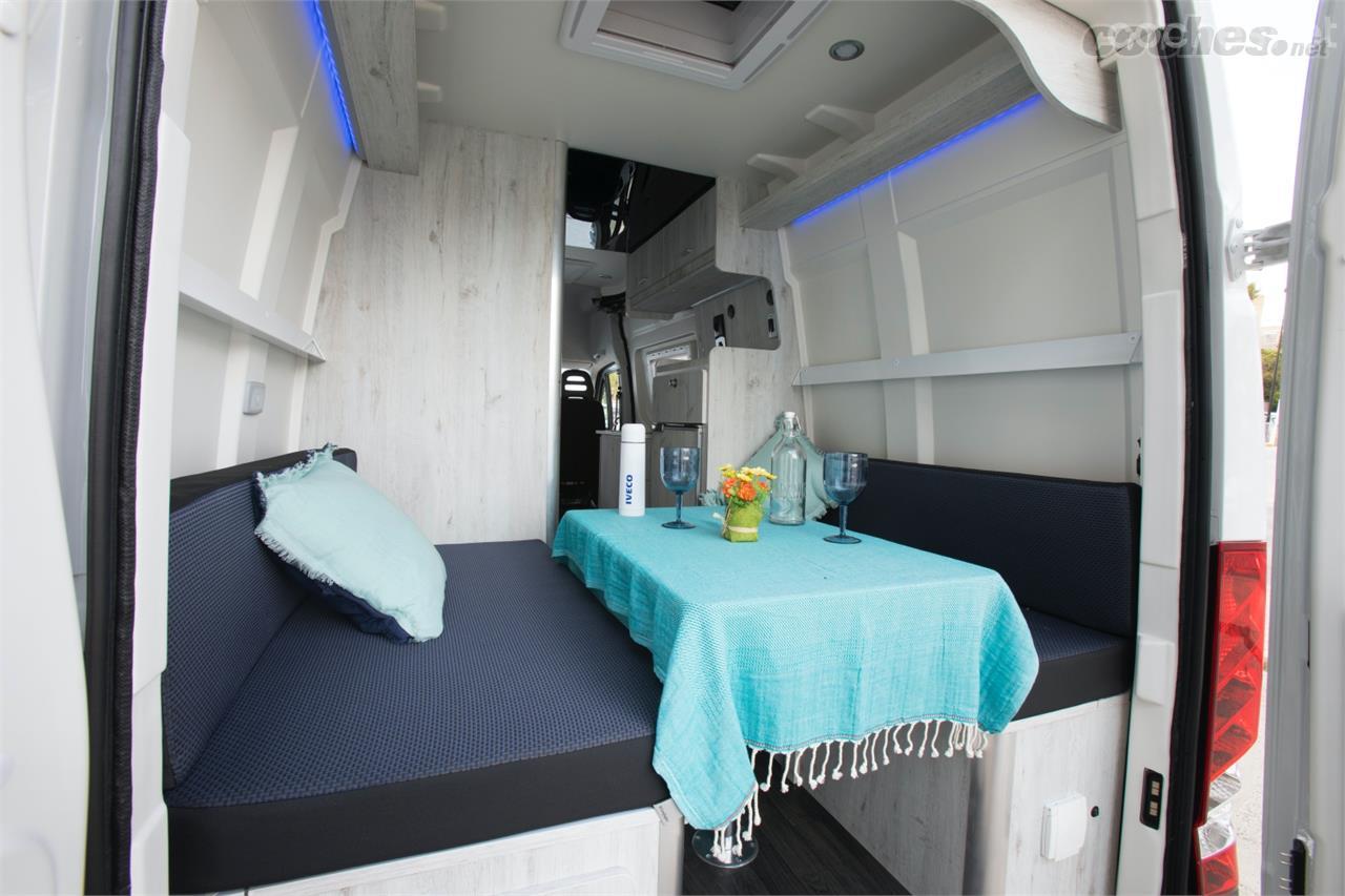 El Iveco Daily Camper y su cama posterior modulable, que también puede convertirse en salón.