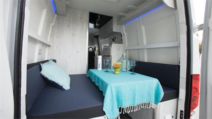 El Iveco Daily Camper y su cama posterior modulable, que también puede convertirse en salón.