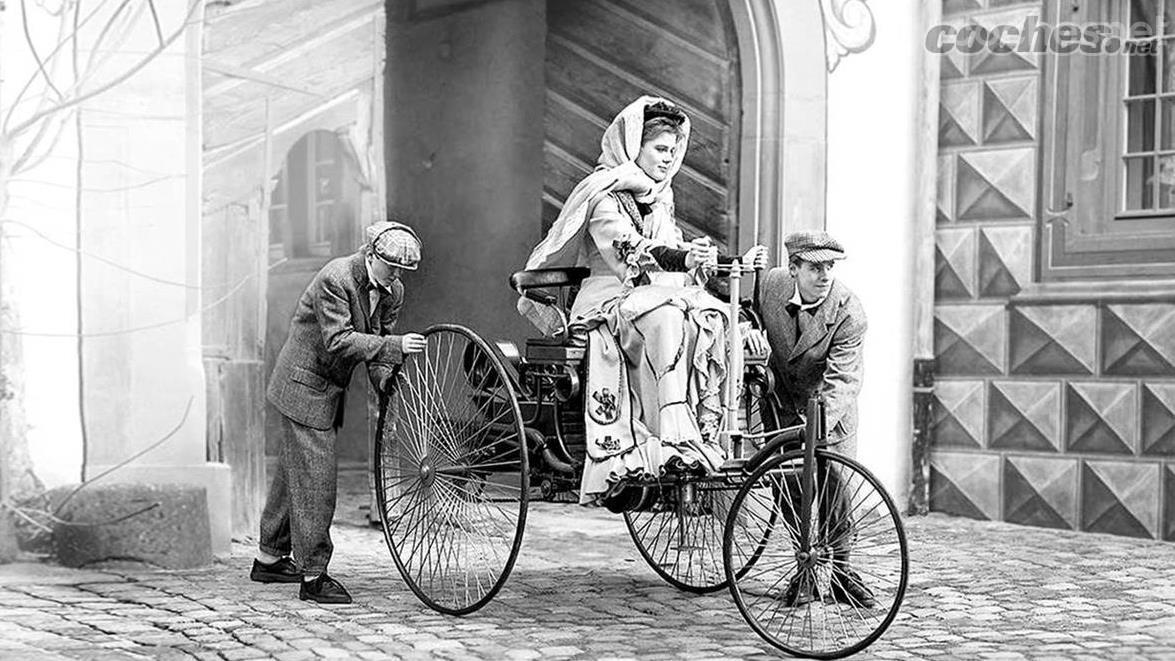 Bertha Benz, mujer de Karl Benz, fue la primera mujer en realizar un viaje en coche, concretamente en el Benz Patent-Motorwagen Número 3.