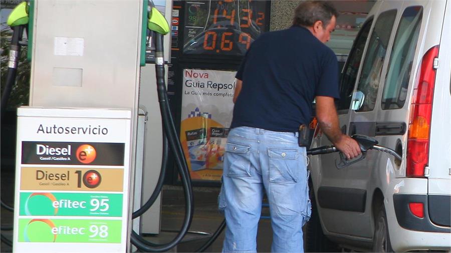La diferencia del precio del combustible entre una gasolinera normal y una "low cost" puede superar los 10 céntimos por litro.