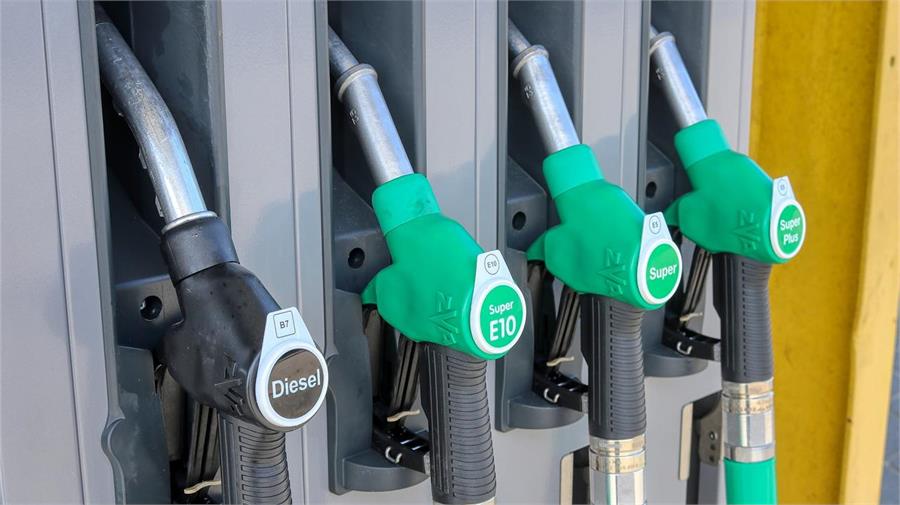 El combustible premium y el de bajo coste es exactamente el mismo. La diferencia son los aditivos que añaden algunas marcas.