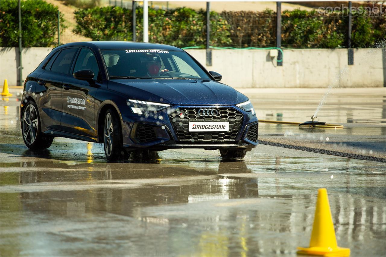 Para comprobar las prestaciones del Bridgestone Potenza Sport en mojado rodamos por un pequeño circuito de conos. 