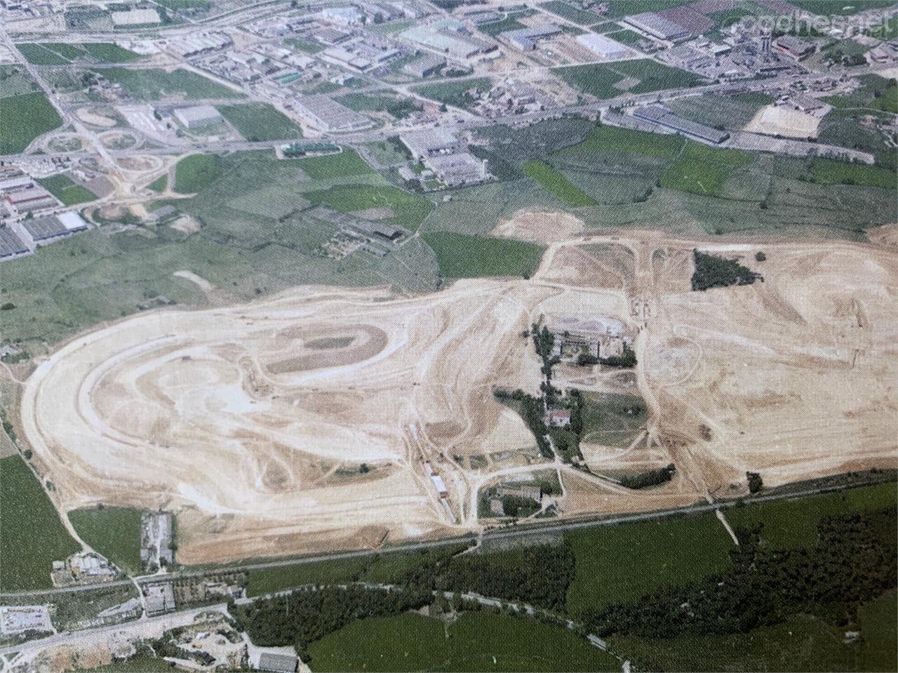 El expiloto de F1 barcelonés Paco Godia propuso una localización que era de su propiedad para tal fin. En el centro de las obras se aprecia el Mas La Moreneta, la sede de las oficinas del circuito.