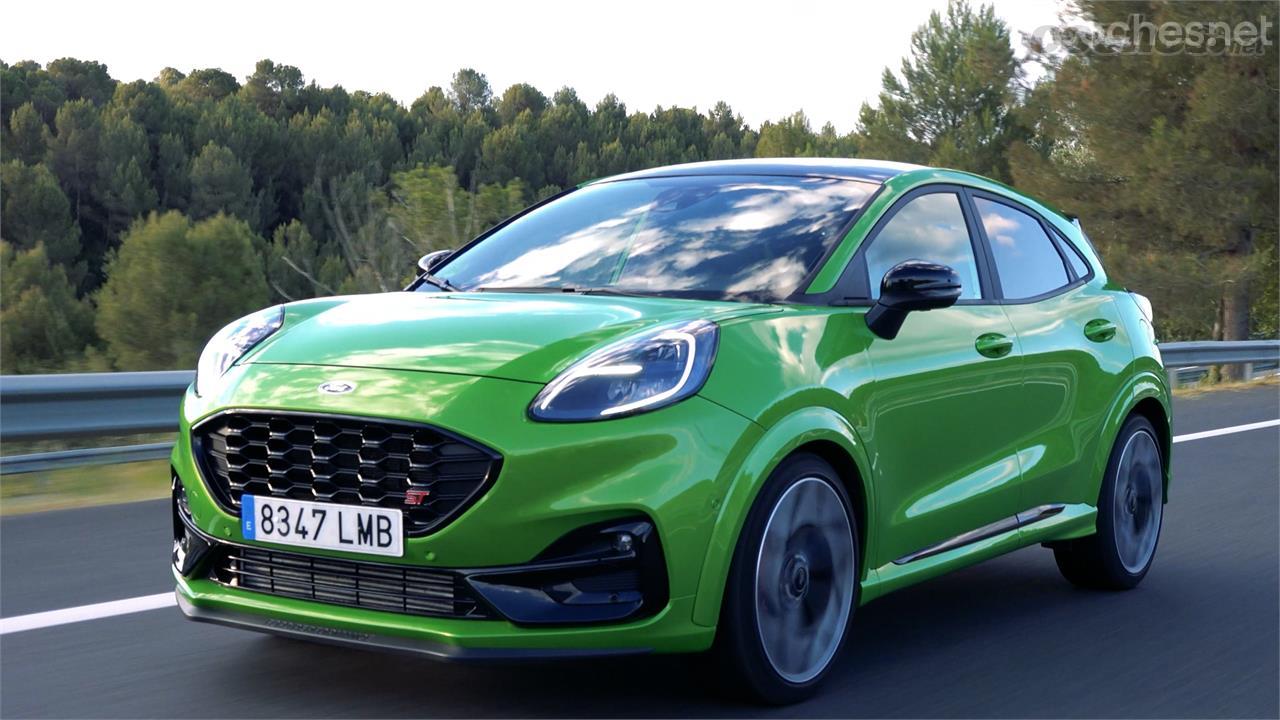 El Ford Puma ST está animado por un motor tres cilindros en línea de 1,5 litros sobrealimentado por un turbo. Declara 200 CV y 320 Nm.