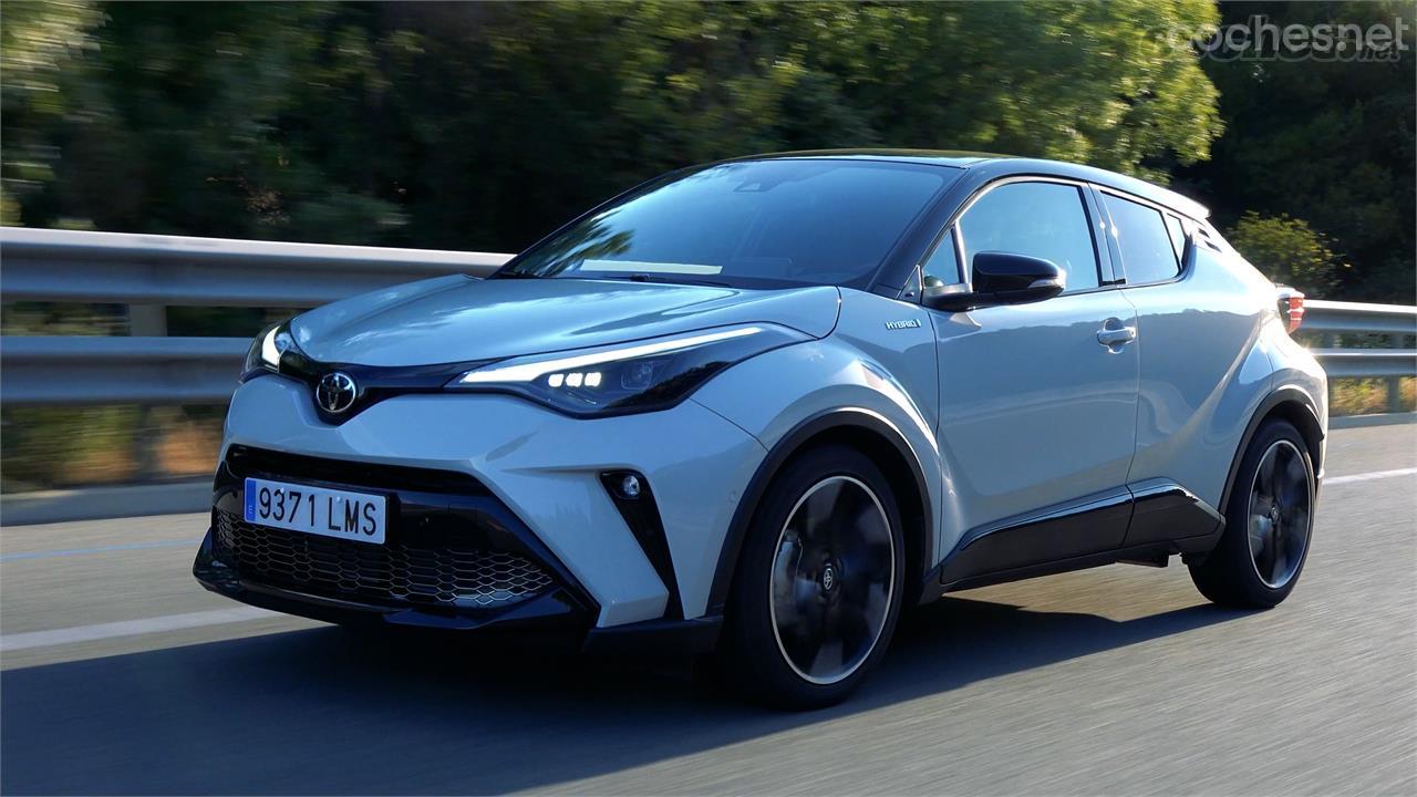 El Toyota C-HR GR Sport recurre a un sistema de propulsión híbrido formado por un motor gasolina 2 litros de 152 y un motor eléctrico de 80 kw que una vez juntos  suman 184 CV.