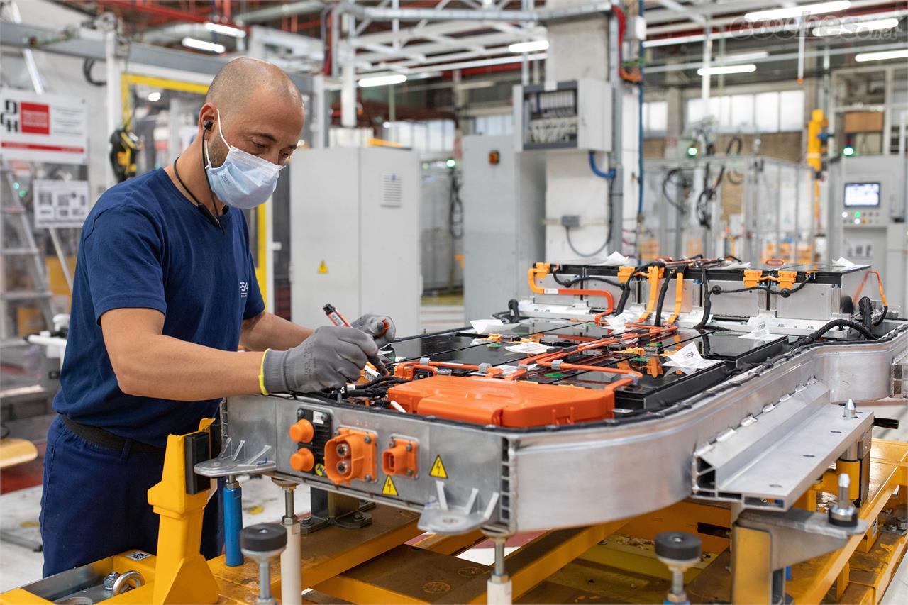 Taller de baterías de la planta de Stellantis en Vigo, donde ya se fabrican las versiones eléctricas del Peugeot 2008 y de las furgonetas ligeras del grupo.