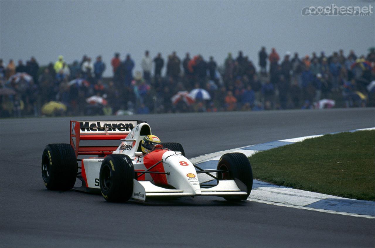 Ayrton Senna camino de ganar el Gran Premio de Europa en el circuito de Donington Park al volante de su McLaren MP4/8.