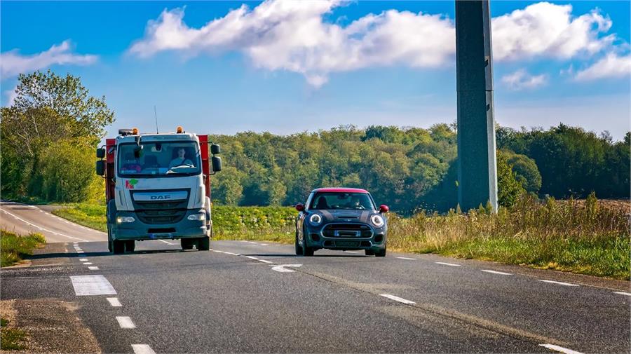 La nueva Ley de Tráfico mantiene la posibilidad de que turismos y motocicletas puedan rebasar en 20 km/h los límites de velocidad en las carreteras convencionales cuando adelanten a otros vehículos.